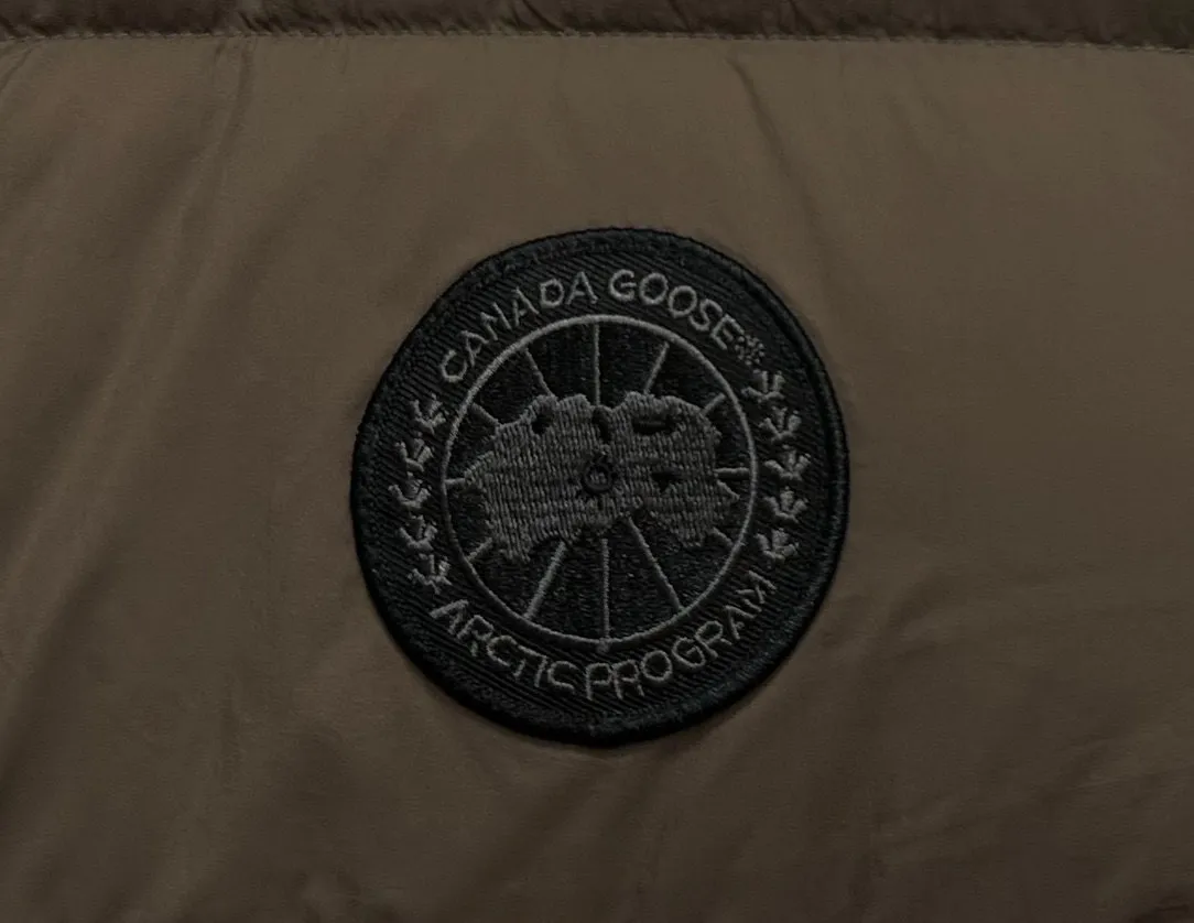 P850 𝘾𝘼𝙉𝘼𝘿𝘼 𝙂𝙊𝙊𝙎𝙀 Canada Goose Ouyang Nana second generation same style hooded couple down jacket! Goose down jacket has always been a popular element of fashion, loved by experts from all walks of life! Fashionable hooded cut, high-end customer-supplied fine goose down. High resilience, smooth zipper, strong and firm. Pockets on both sides can store small items, free your hands, and worry-free when going out. 90% white goose down filling. Black light puff style. Size: XS S M L XL XXL Color: coffee
